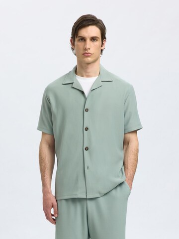 SELECTED HOMME Comfort fit Button Up Shirt in Green: front
