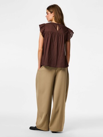 T-shirt 'PCAstrid' PIECES en marron