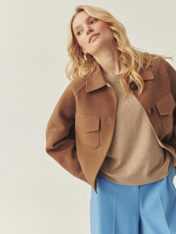 TATUUM - Casaco meia-estação em castanho