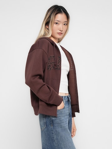 GAP Collegetakki 'Heritage' värissä ruskea