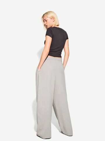 Bershka Wide leg Pleat-front trousers in Grey