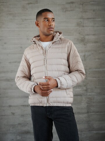 DAN FOX APPAREL Демисезонная куртка 'Essential' в Бежевый: спереди