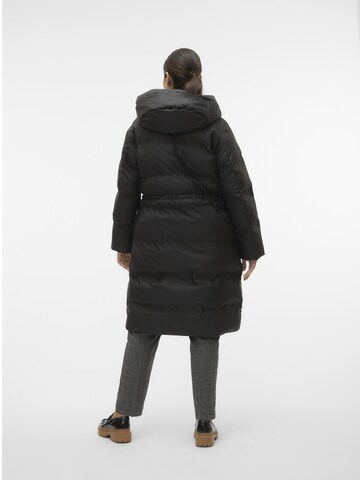 Vero Moda Curve - Abrigo de invierno 'NOE' en negro