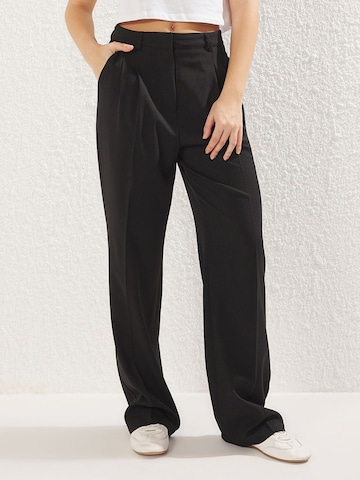 Trendyol - regular Pantalón de pinzas en negro: frente