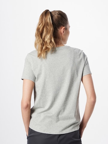 T-shirt 'Club Essential' Nike Sportswear en gris