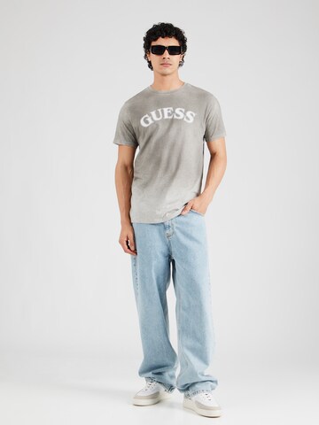 GUESS قميص بلون رمادي