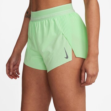 NIKE Regular Laufshorts in Grün