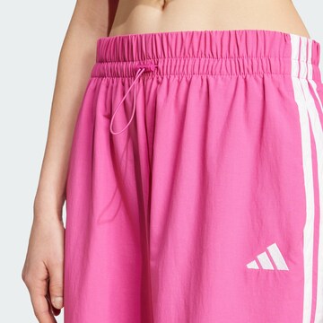 ADIDAS SPORTSWEAR Szeroka nogawka Spodnie sportowe 'Essentials' w kolorze różowy