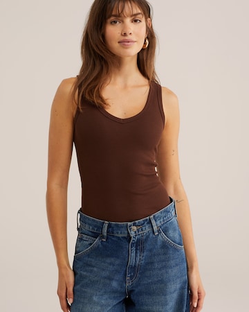 WE Fashion - Top en marrón: frente