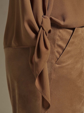 MADELEINE Bluse in Braun