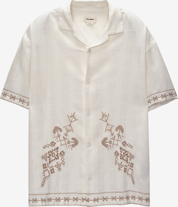 Pull&Bear Comfort Fit Риза в бяло: отпред