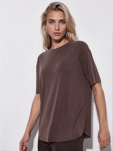 Busem T-Shirts in Braun: Vorderseite