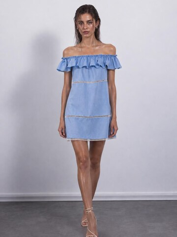 UVIA Jurk 'Abito mini con spalle scoperte, azzurro chiaro' in Blauw: voorkant