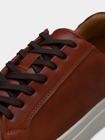 CALL IT SPRING - Zapatillas deportivas bajas 'TRABUCO' en marrón