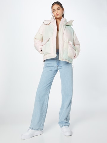 LEVI'S ® Winterjas 'Luna Core Puffer Short' in Roze