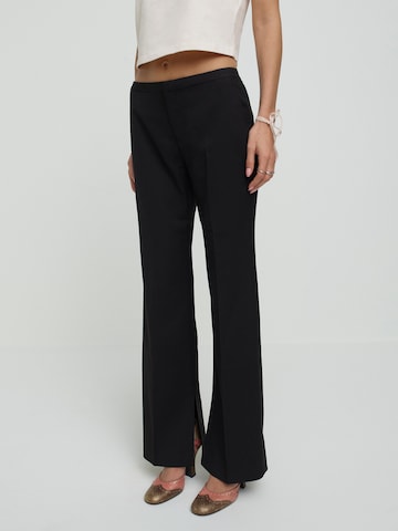 Loosefit Pantalon à plis 'Lulu' Bella x ABOUT YOU en noir : devant