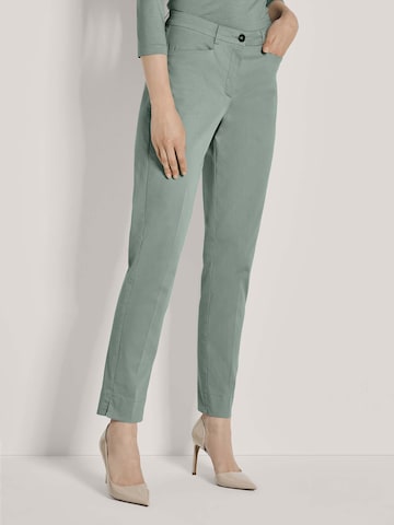 MADELEINE Slim fit Chino trousers in Green: front