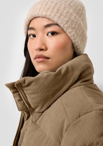 Veste d’hiver QS en marron : sur le côté