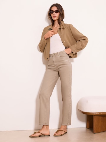 Lipsy Szabványos Farmer - barna