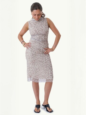 Abito ' Saga ' di TEESHOPPEN in beige