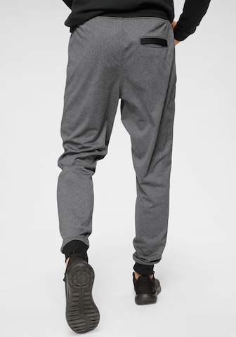 Effilé Pantalon de sport UNDER ARMOUR en gris