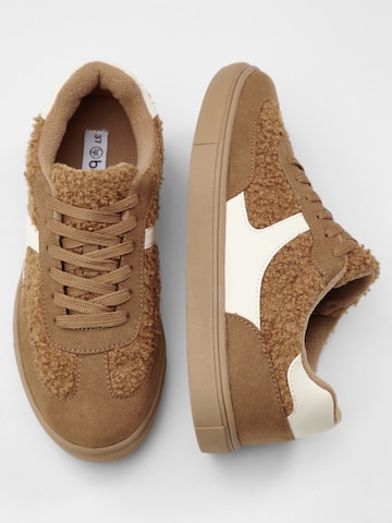 Sneaker bassa di bonprix in marrone