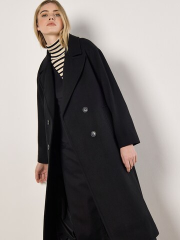 Cappotto invernale di Apricot in nero