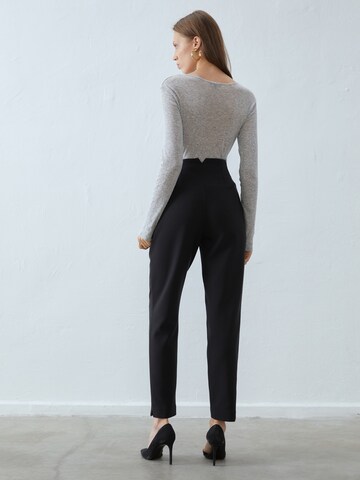 Anna Field Tapered Housut värissä musta