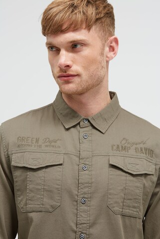 CAMP DAVID Regular Fit Cargohemd mit Rippstruktur und Logo-Stickereien in Grün: Vorderseite