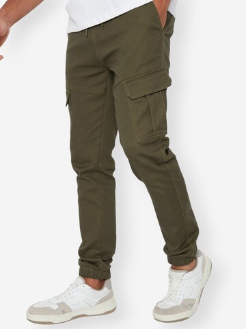 Threadbare Slimfit lange Cargohose 'Garrix' in Grün: Vorderseite