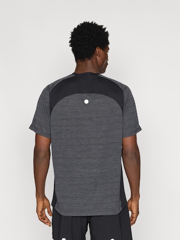 T-Shirt fonctionnel 'ROAD' ASICS en noir