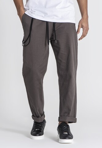 Gianni Kavanagh Regular Hose 'GK' in Braun: Vorderseite