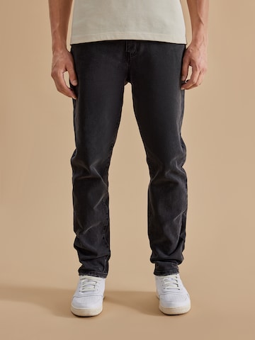 DAN FOX APPAREL Regular Jeans 'Rico' in Grijs: voorkant