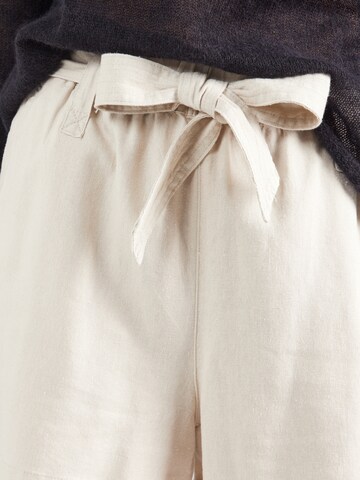 ONLY Regular Shorts 'ONLCARO' in Grau