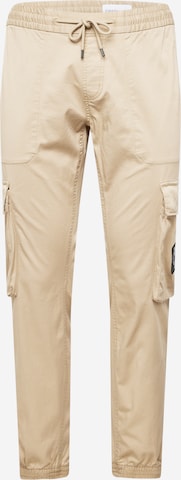 Calvin Klein Jeans - Tapered Pantalón cargo en beige: frente