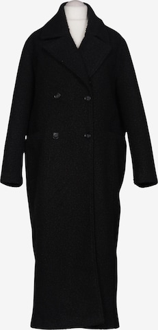 NA-KD Mantel S in Schwarz: Vorderseite