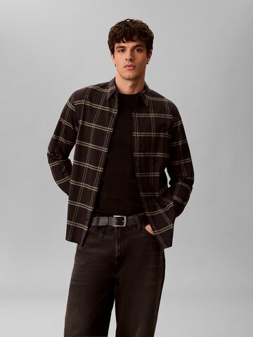 Coupe regular Chemise Calvin Klein Jeans en noir : devant