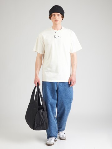Tricou de la Karl Kani pe alb