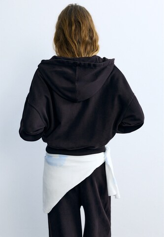 Hanorac de la Pull&Bear pe negru