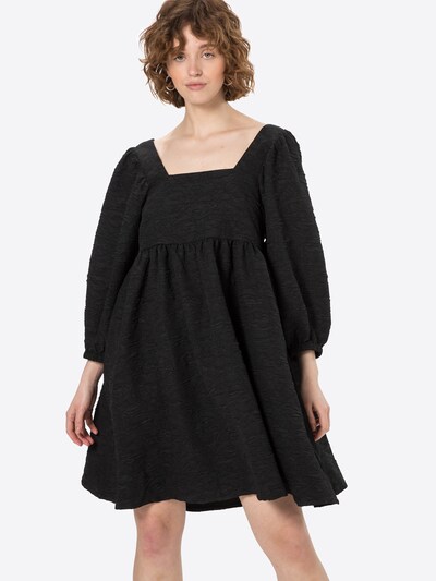 Rochie 'Toda' JUST FEMALE pe negru, Vizualizare model