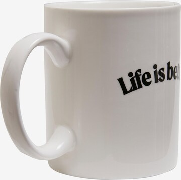 Tazza 'Life Is Better' di Mister Tee in bianco