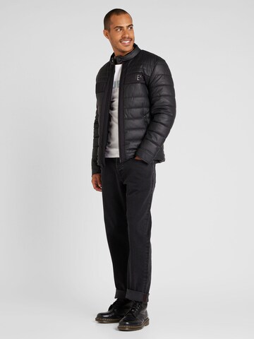 GUESS Демисезонная куртка в Черный