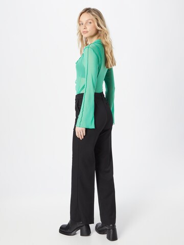 Loosefit Pantalon à plis Monki en noir