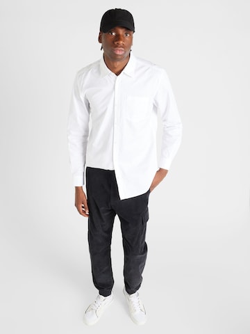 QS - Ajuste regular Camisa en blanco