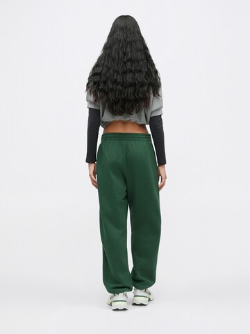 Nike SportswearTapered Hlače 'Phoenix Fleece' - zelena boja