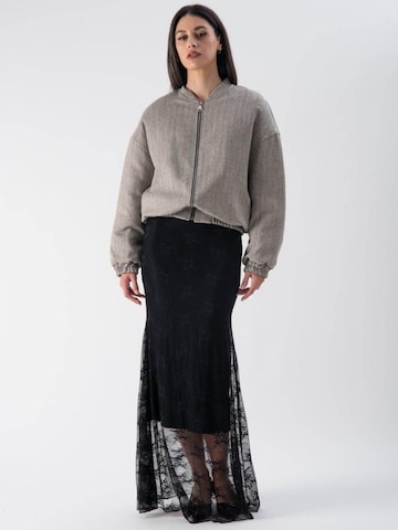 MND Übergangsjacke 'Down bomber jacket with ruffled hem'‌‌‌‌‌ in Grau