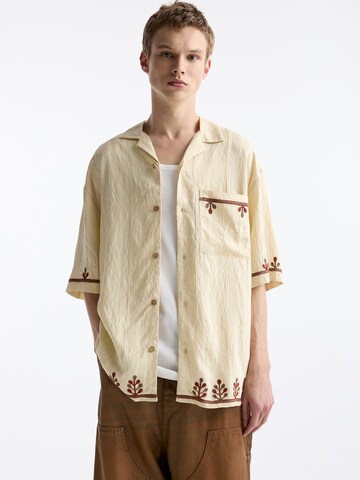 Coupe regular Chemise Pull&Bear en beige : devant