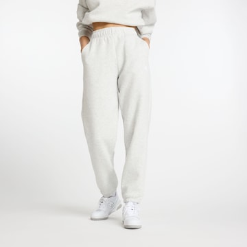 new balance - Tapered Calças 'Sport Essentials Fleece Jogger' em cinzento: frente