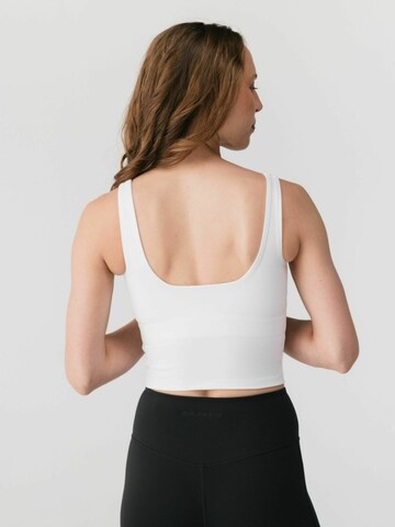 Top ' Tommy ' di Girlfriend Collective in bianco