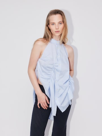 ABOUT YOU REBIRTH STUDIOS Blouse 'Shirred' in Blauw